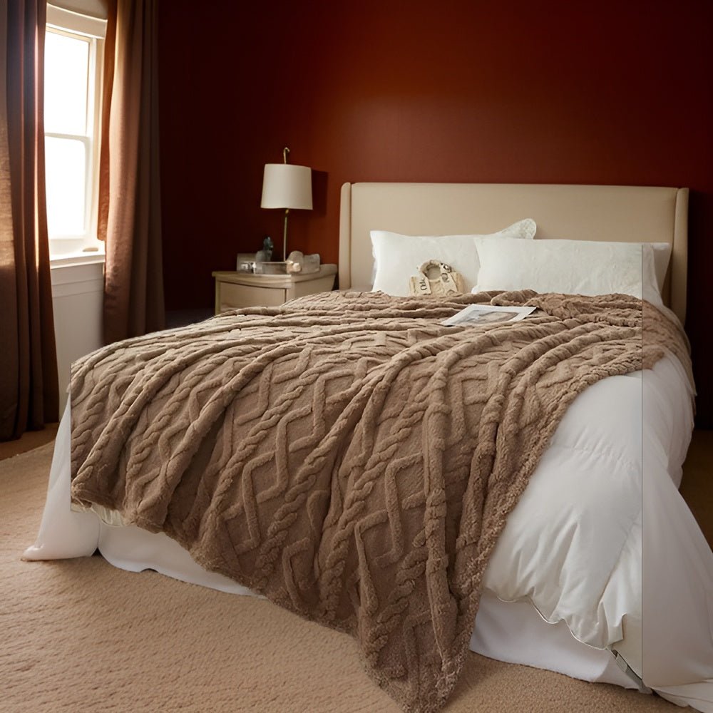 SNUGLAYERS – Double-layer fleece blanket with modern geometric design