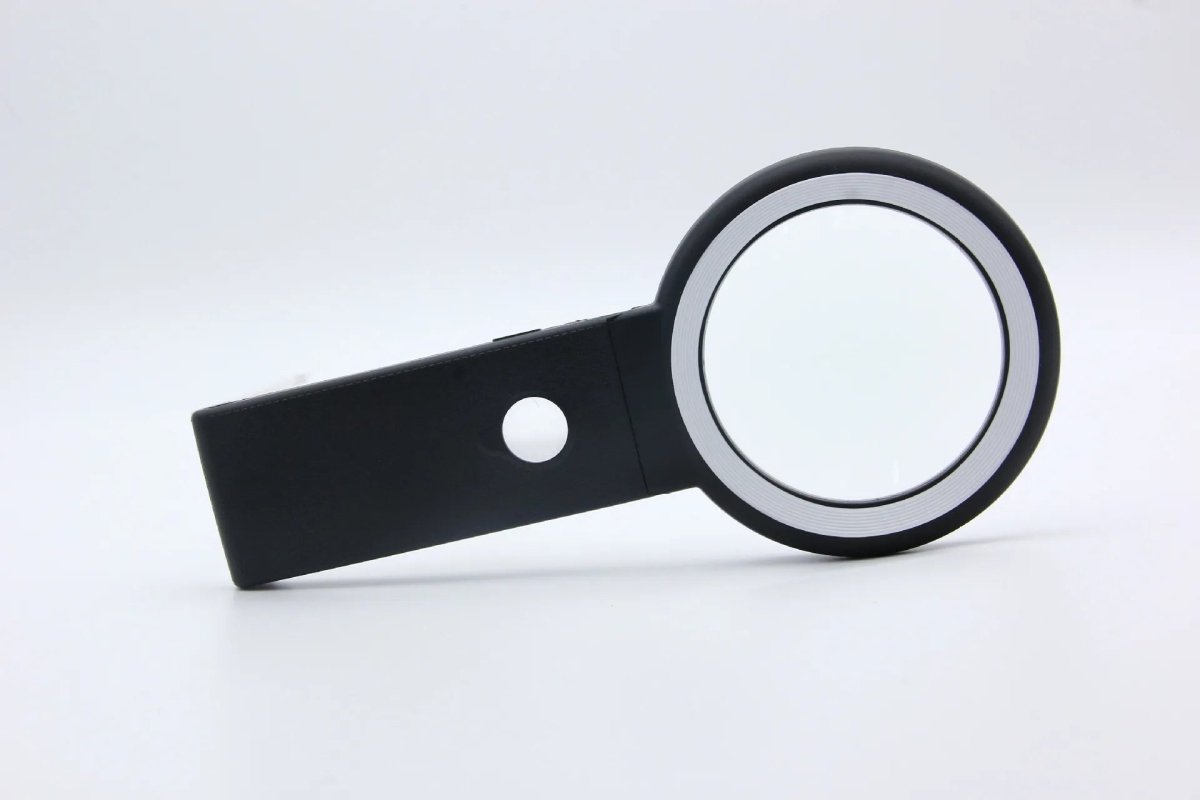 FEINZOOM – High-Performance Magnifier with 10x/30x Magnification and 18 LEDs