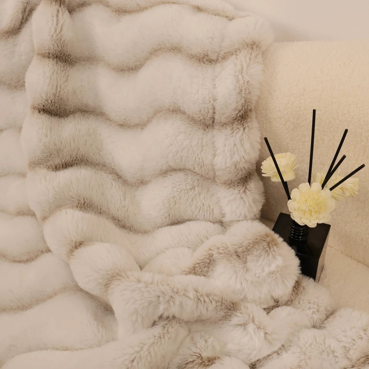 COMFYRA – Double-sided artificial rabbit fleece blanket for daily comfort