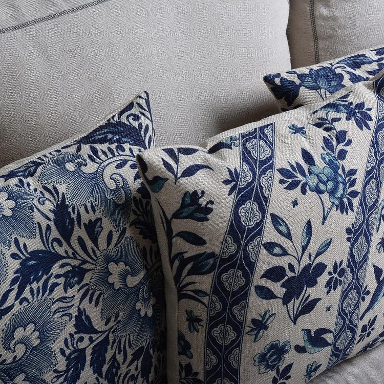 COBALTSCROLL – Pillowcase with traditional porcelain pattern made of linen-cotton blend fabric
