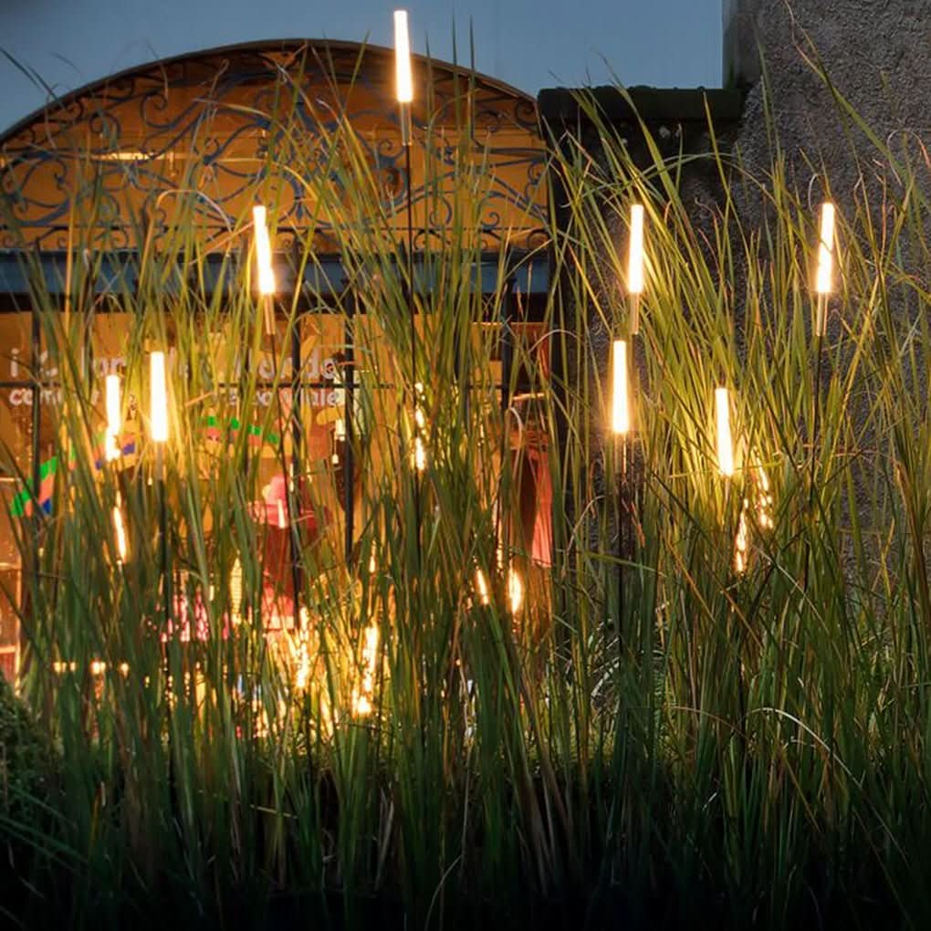 AuraReed Outdoor – Wireless Aesthetic Solar Garden Lighting