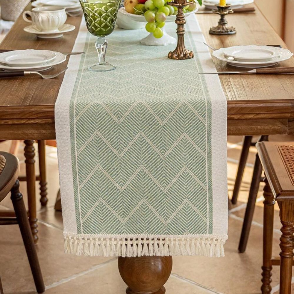 HOMELINE – Premium woven table runner in sandstone with elegant pattern