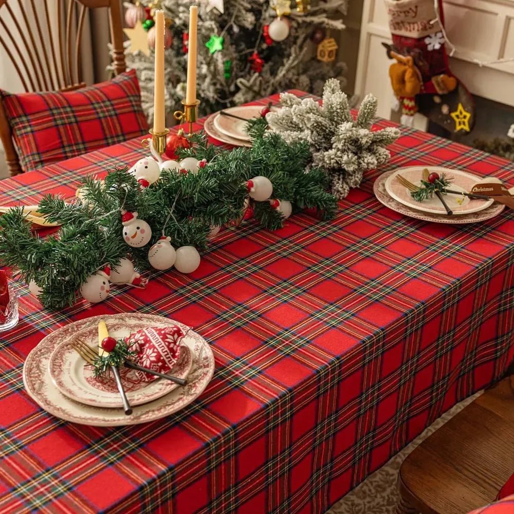 CAROLTARTAN – Festive checkered tablecloth made of durable polyester for the Christmas dinner