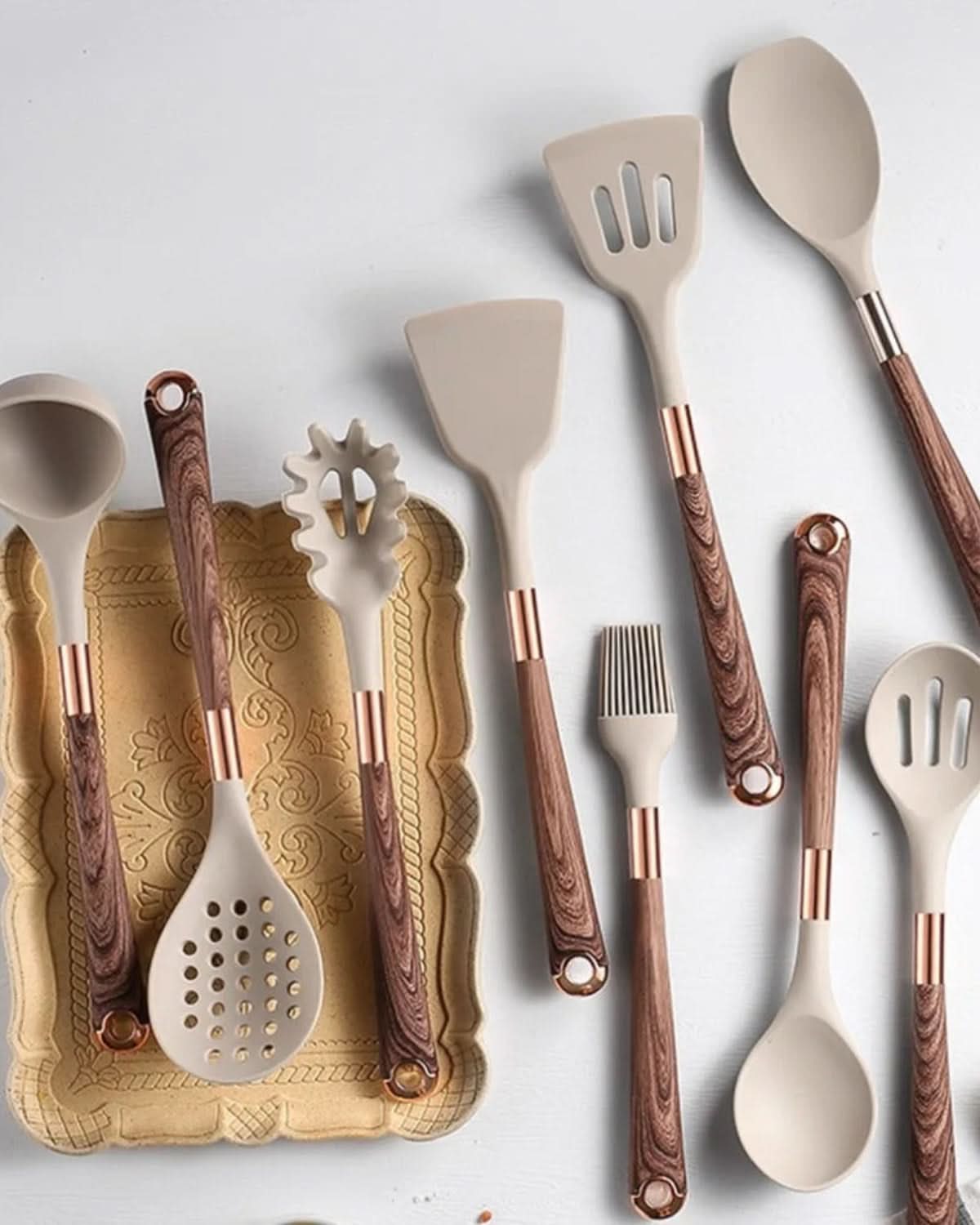 UTENSILIA – Elegant silicone utensil set with handles in wood design