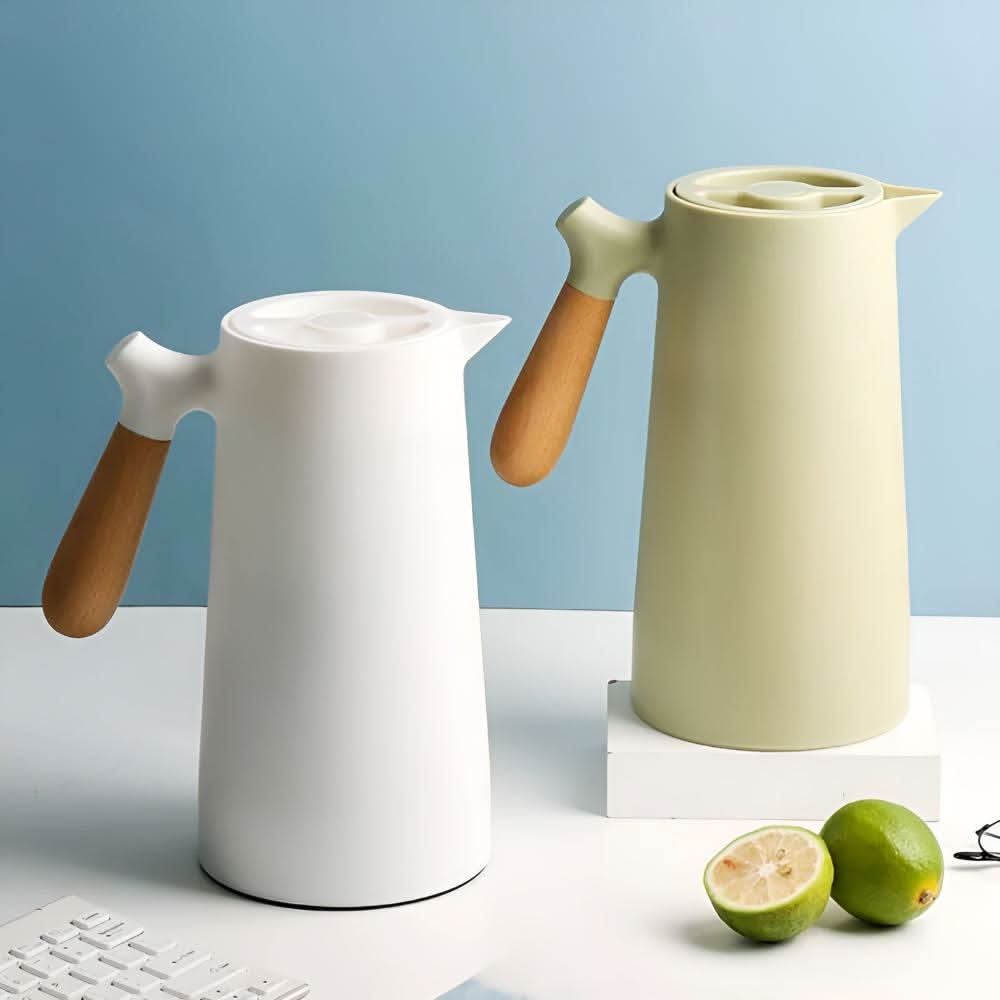 VetroLux – Elegant double-walled glass carafe with wooden handle for hot and cold drinks