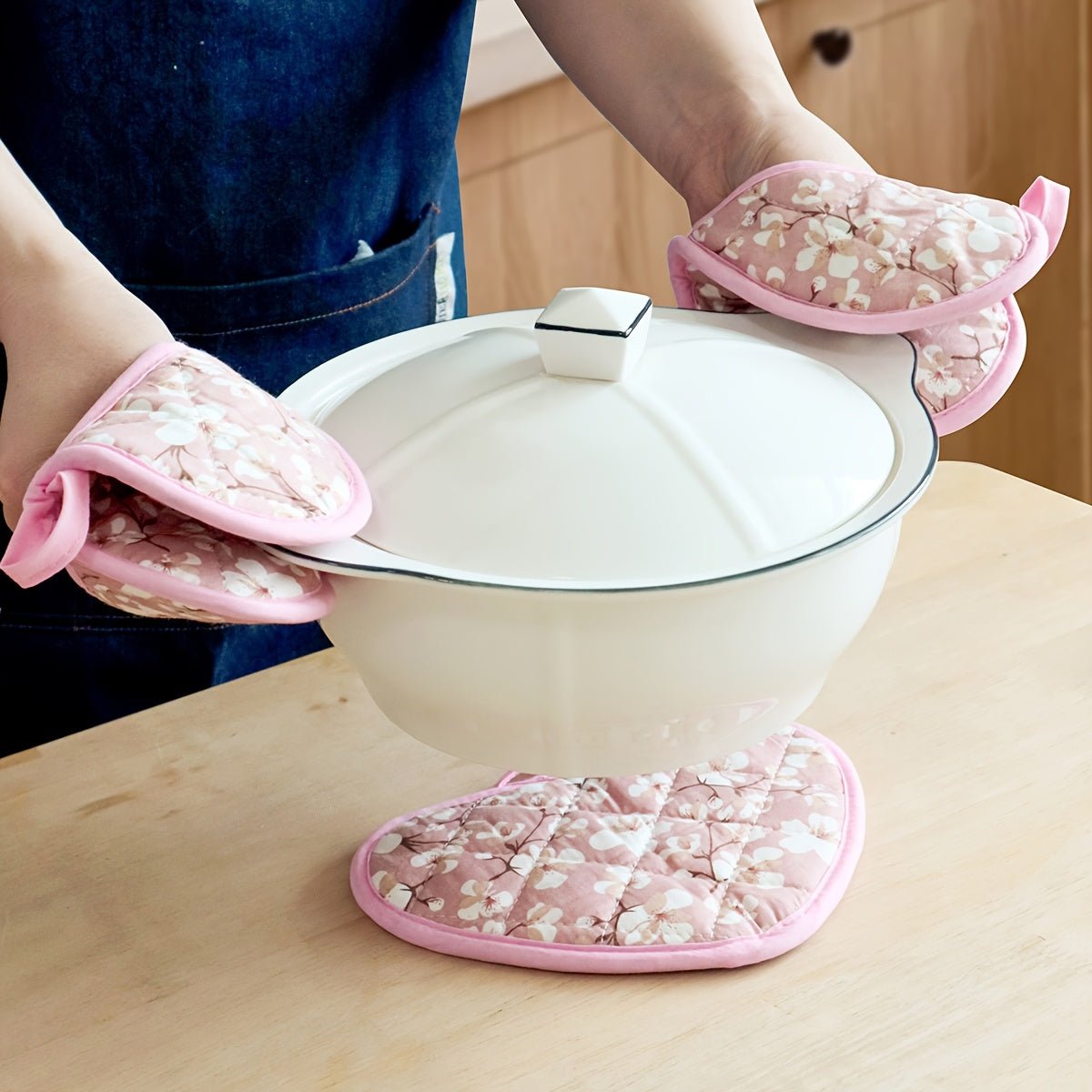 WARMHEART – Heat-resistant heart-shaped pot holders in floral vintage design