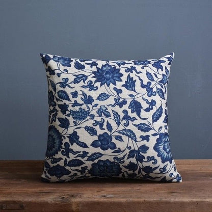 COBALTSCROLL – Pillowcase with traditional porcelain pattern made of linen-cotton blend fabric