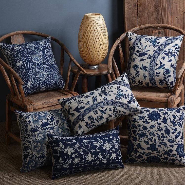 COBALTSCROLL – Pillowcase with traditional porcelain pattern made of linen-cotton blend fabric