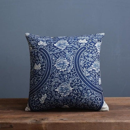 COBALTSCROLL – Pillowcase with traditional porcelain pattern made of linen-cotton blend fabric