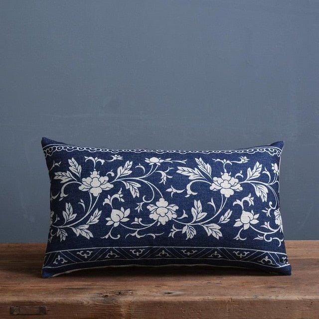 COBALTSCROLL – Pillowcase with traditional porcelain pattern made of linen-cotton blend fabric