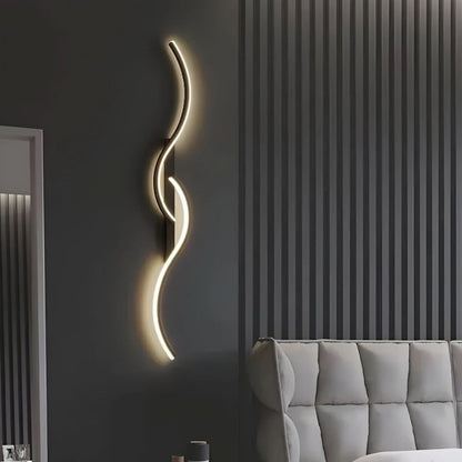 Schwung – Modern curved LED wall light with dynamic design