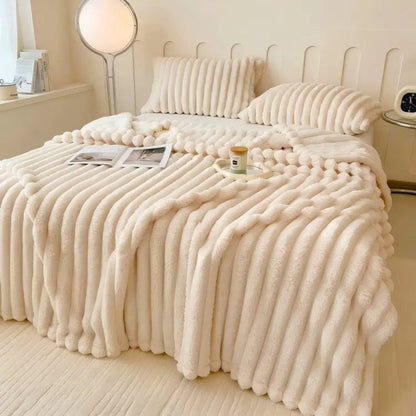 SNUGBUN – Cozy cuddle blanket made of faux rabbit fur for sofa and bed