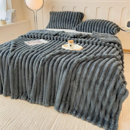 SNUGBUN – Cozy cuddle blanket made of faux rabbit fur for sofa and bed