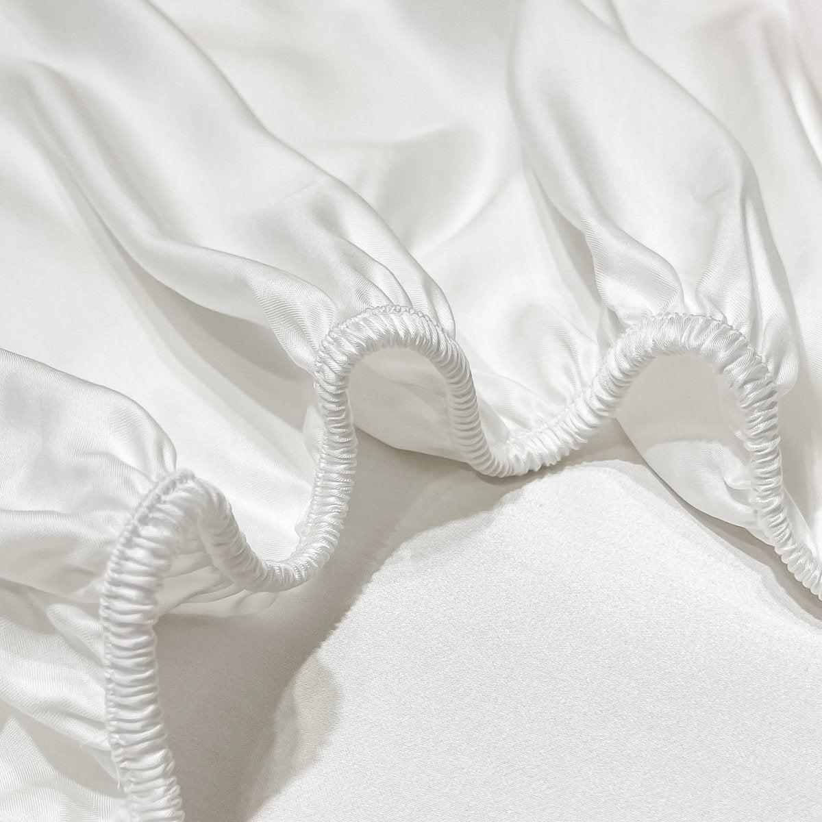 SILKLYRA – Elegant Fitted Sheet Made of Mulberry Silk with Deep Pocket