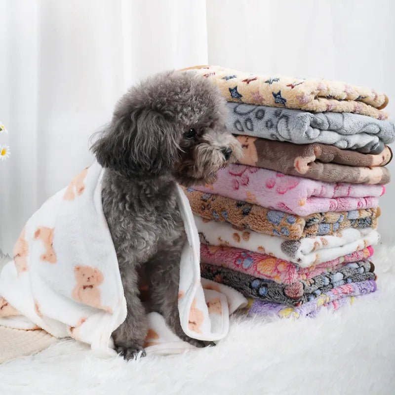 PAWSOFT – Plush Flannel Pet Blanket with Paw Design, Cozy & Easy Care