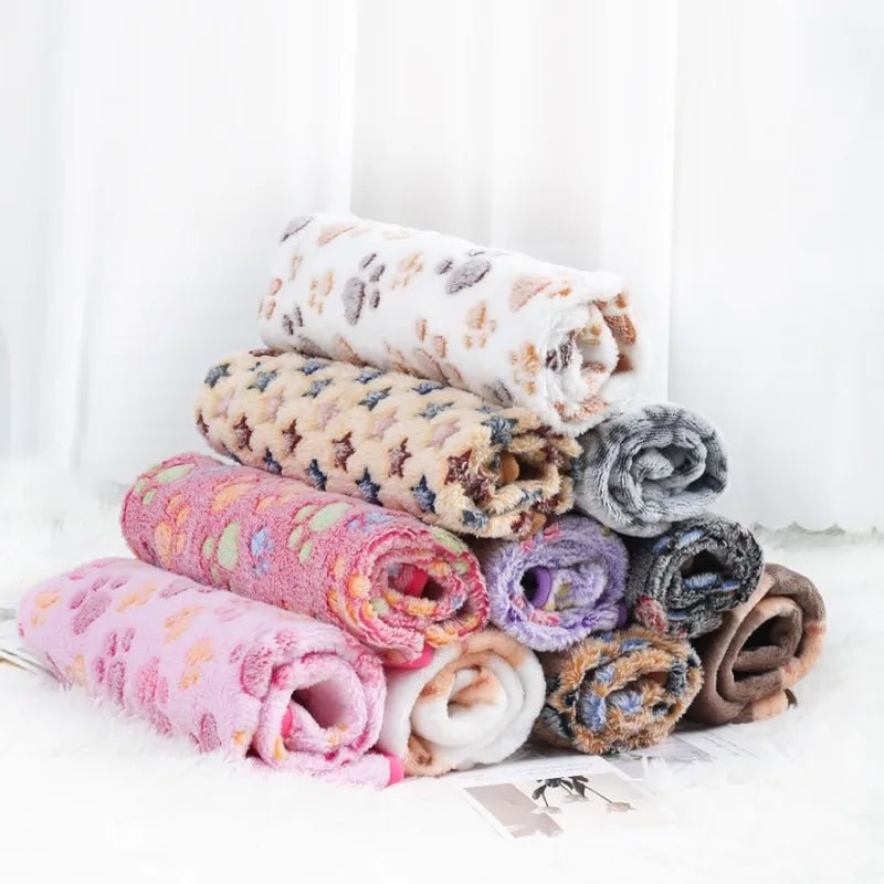 PAWSOFT – Plush Flannel Pet Blanket with Paw Design, Cozy & Easy Care