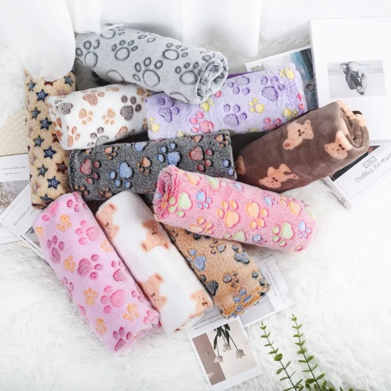 PAWSOFT – Plush Flannel Pet Blanket with Paw Design, Cozy & Easy Care