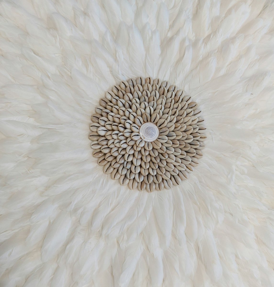 WHITESHELLIA – Elegant Juju Hat made of white feathers
