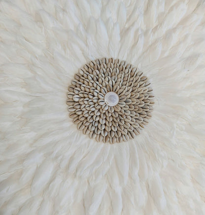 WHITESHELLIA – Elegant Juju Hat made of white feathers