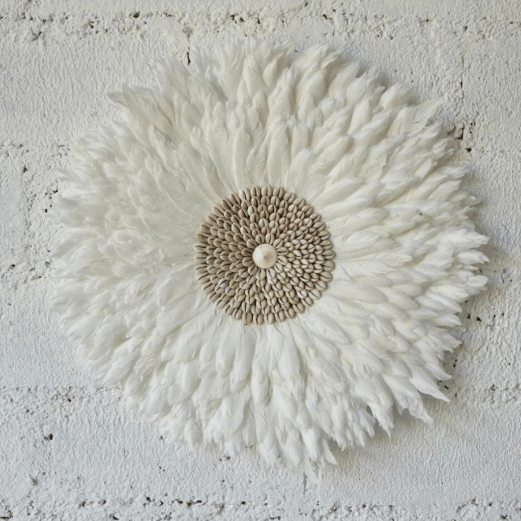 WHITESHELLIA – Elegant Juju Hat made of white feathers