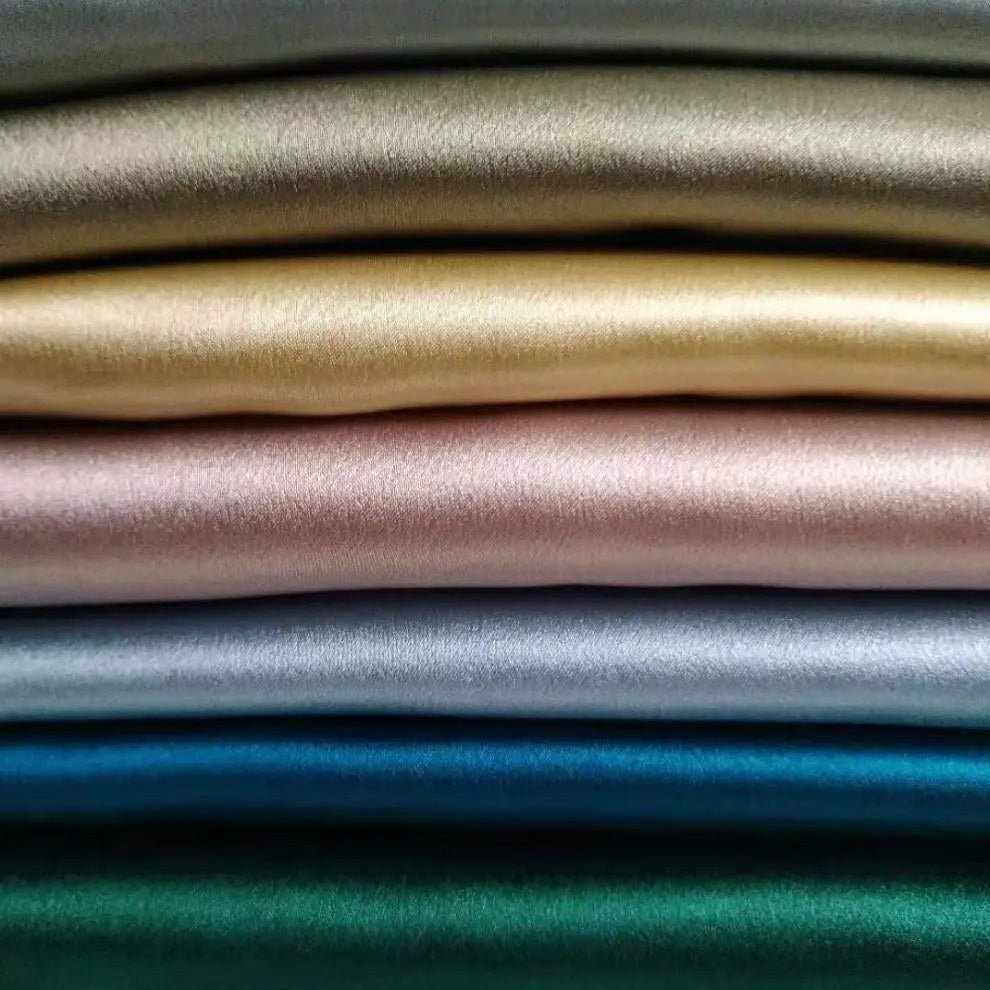 GLOSSNIGHT – High-quality silk pillowcase for hair care & skin regeneration
