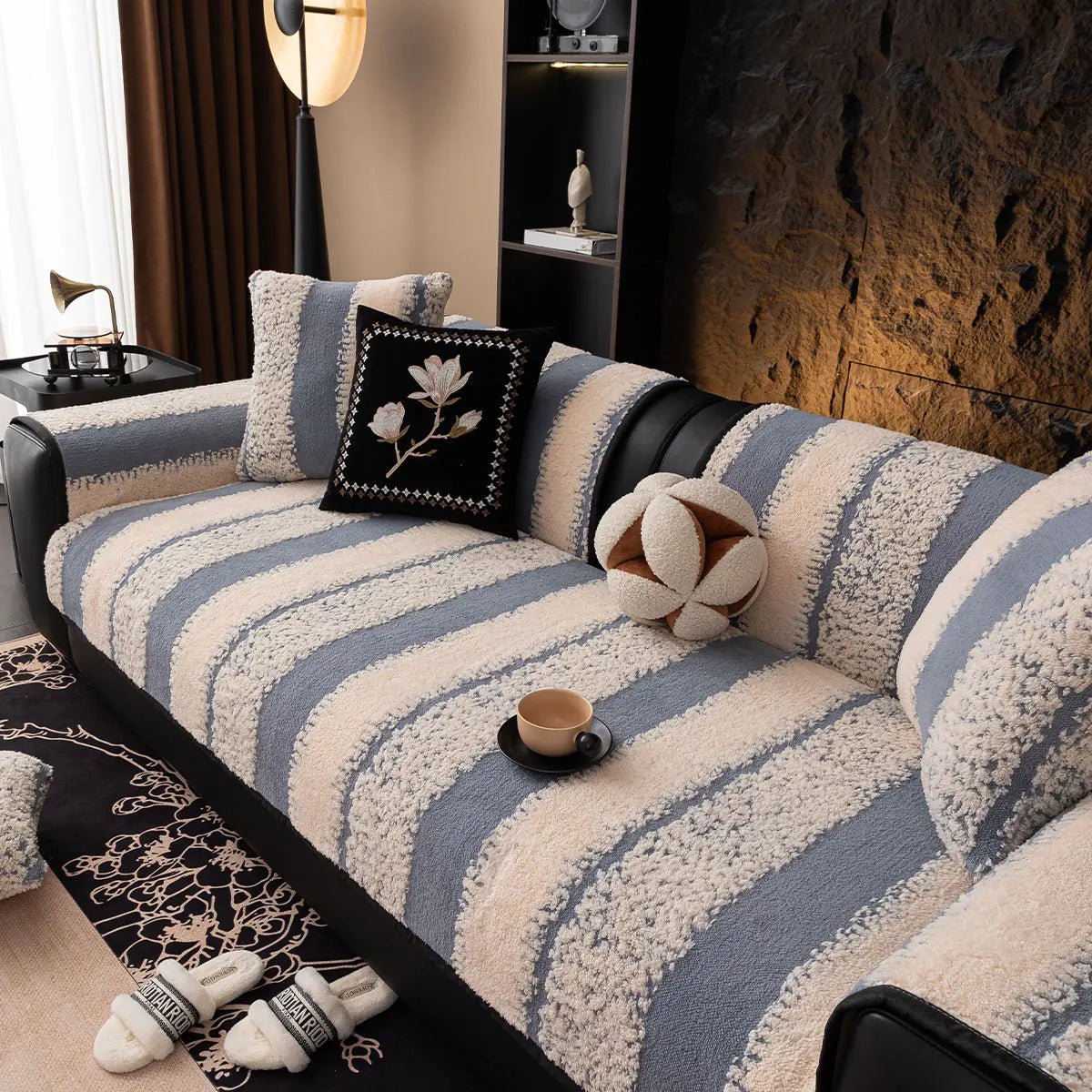 FURBLOCK – Plush, non-slip couch cover – universal, thick sofa protector against hair & dirt