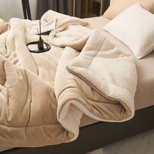 KuschelTraum – Soft Flannel Fleece Blanket for Comfort and Security