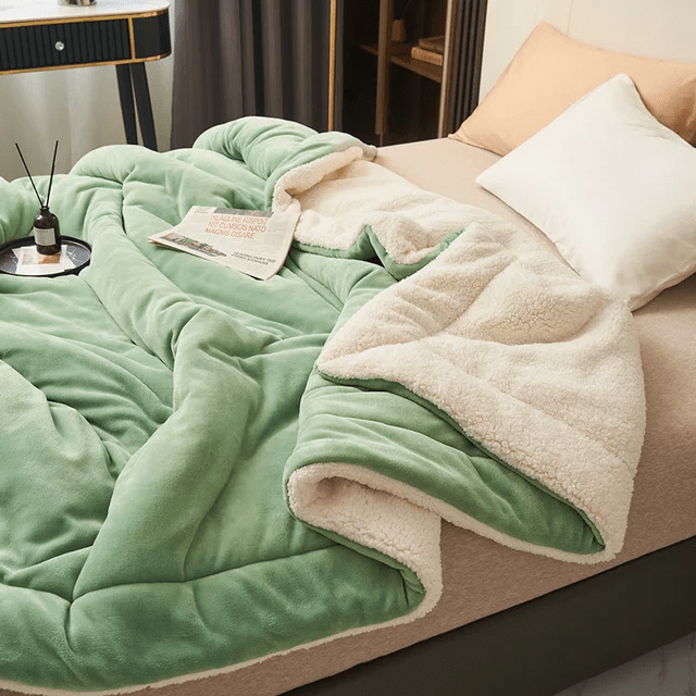 KuschelTraum – Soft Flannel Fleece Blanket for Comfort and Security
