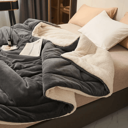 KuschelTraum – Soft Flannel Fleece Blanket for Comfort and Security