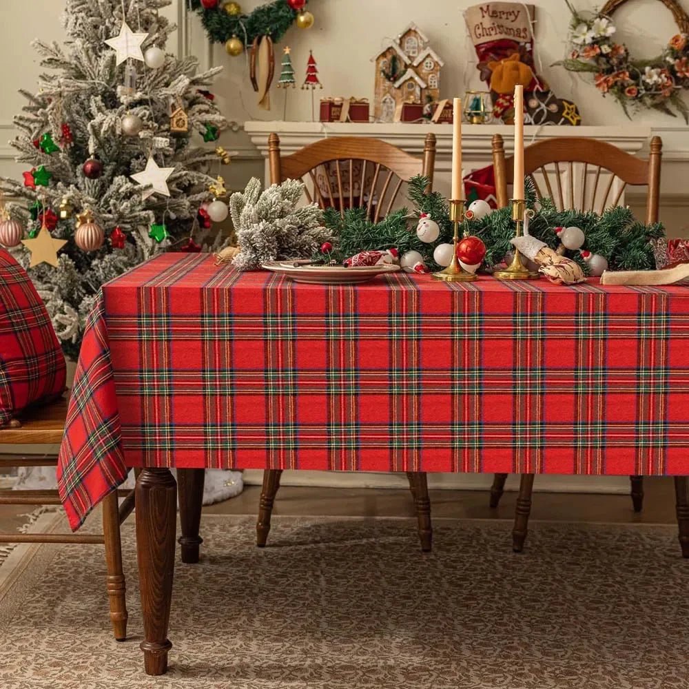 CAROLTARTAN – Festive checkered tablecloth made of durable polyester for the Christmas dinner
