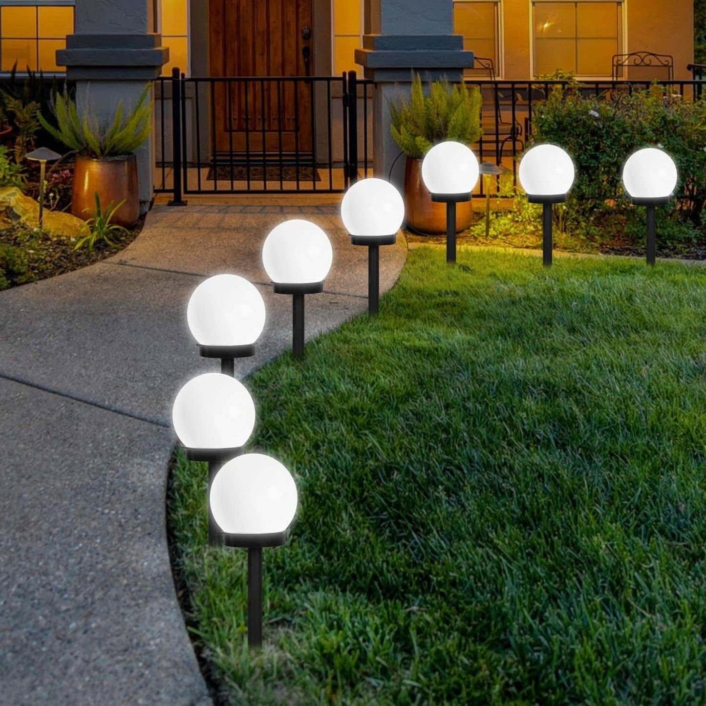 Round LED solar garden light - Energy-efficient and stylish garden lighting with automatic light control